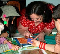 Laurie Spigel teaching an art class